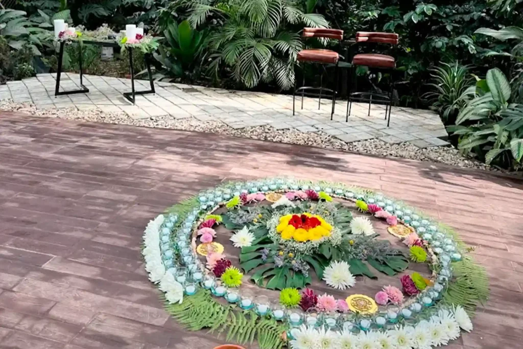 Eventos holísticos Medellín: círculo ceremonial con mandala de flores coloridas en abril, diseñado para retiros de bienestar.
