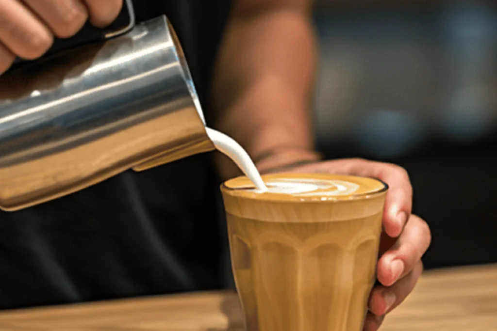 El mejor café de especialidad en El Poblado: capuchino artesanal y barismo profesional en Café Hotel Medellín.