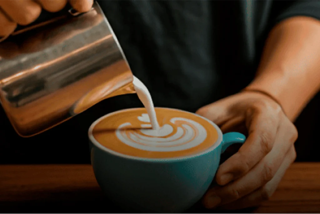 Café de especialidad en Medellín: barista de Café Hotel preparando el mejor desayuno buffet en El Poblado.