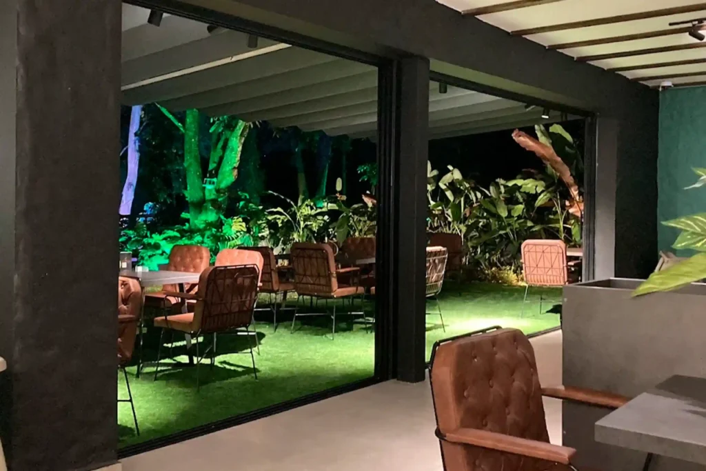 Espacios de coworking en El Poblado con oficina abierta, diseño industrial y terraza lounge para nómadas digitales.