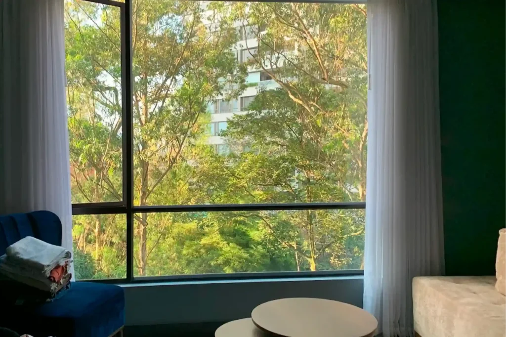 Hotel silencioso en El Poblado: habitación con aislamiento acústico en Café Hotel Medellín para un descanso profundo.