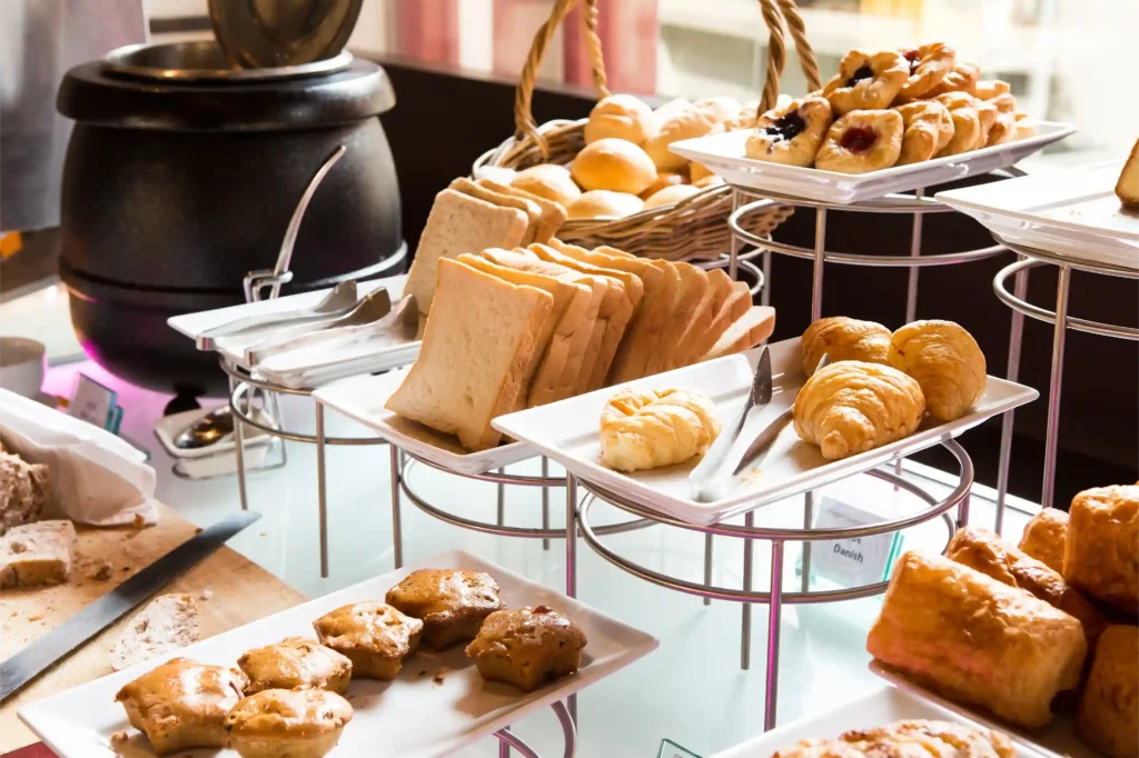 El mejor desayuno buffet en El Poblado: estación de panadería artesanal y platos calientes en Café Hotel Medellín.