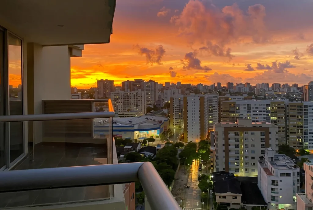 Hotel con la mejor vista de Medellín: Atardecer panorámico desde Café Hotel