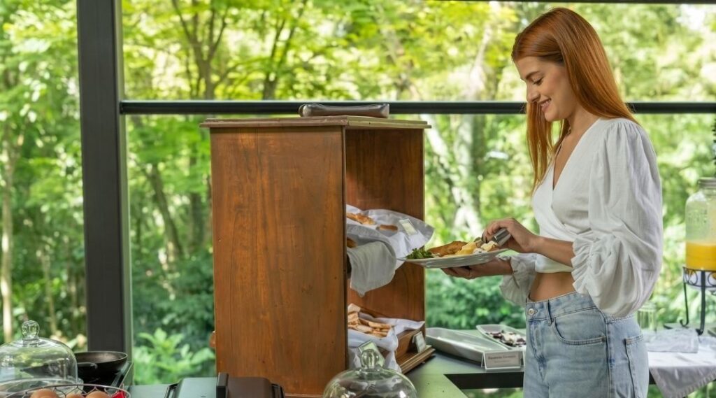 Paquete Día de la Madre Medellín en Café Hotel: estancia con desayuno buffet premium en restaurante rodeado de naturaleza.