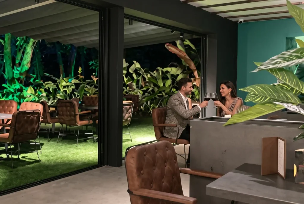 Romantic dinner in El Poblado, Medellín: a restaurant with a terrace and an elegant atmosphere at Café Hotel for special evenings.