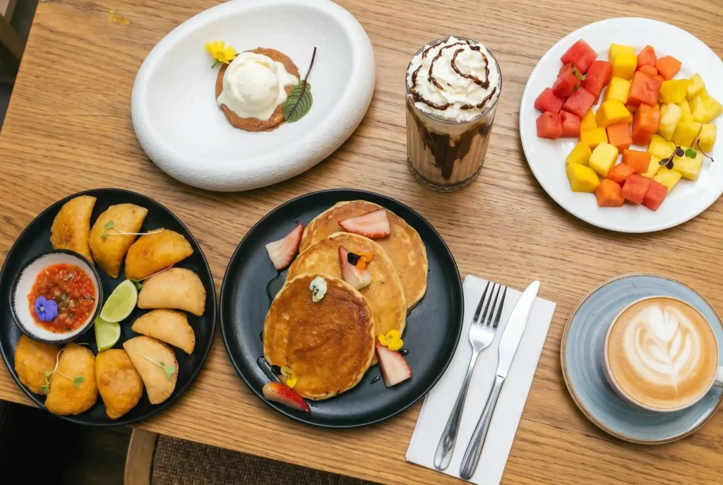 Brunch del Día del Padre en Cofy Club con empanadas, pancakes, frutas y café en Café Hotel Medellín
