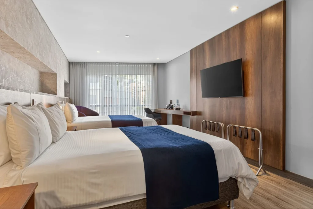 Habitacion Superior Twin con dos camas y TV en Cafe Hotel Medellin El Poblado