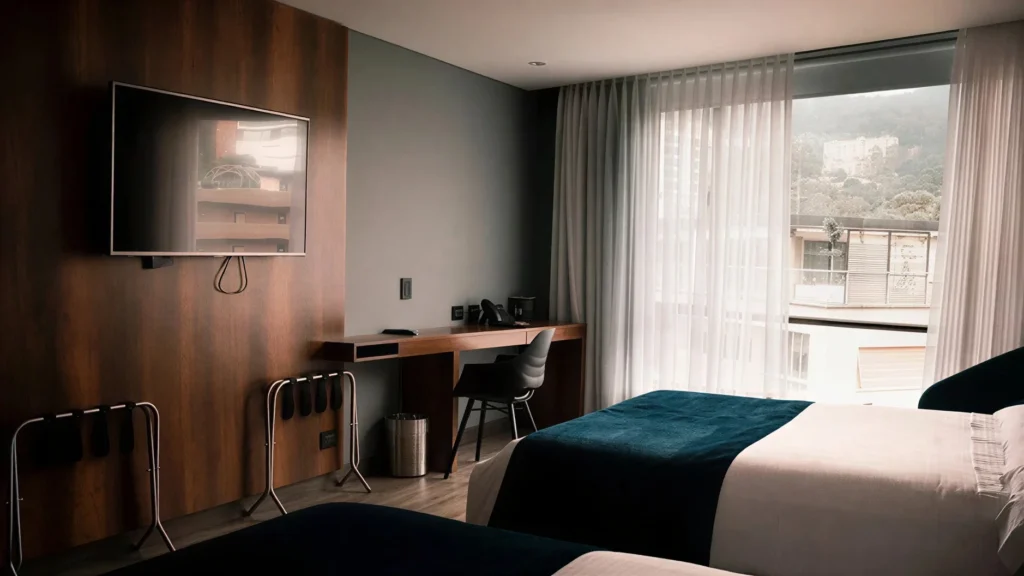 Habitacion Twin con escritorio y vista a El Poblado en Cafe Hotel Medellin
