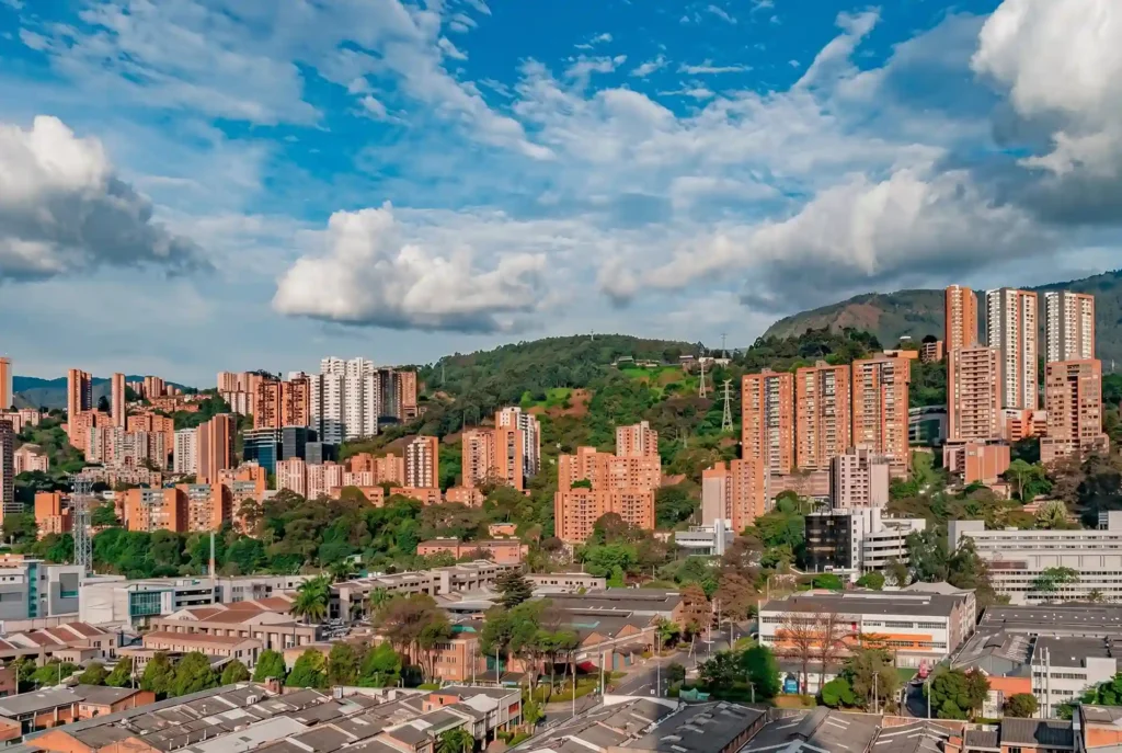 Vista aerea de Medellin El Poblado con edificios y cerros verdes en junio