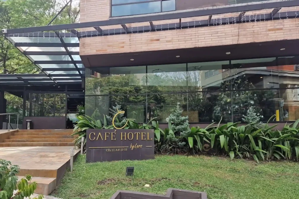 Entrada principal de Café Hotel by Lars con jardín en El Poblado, Medellín